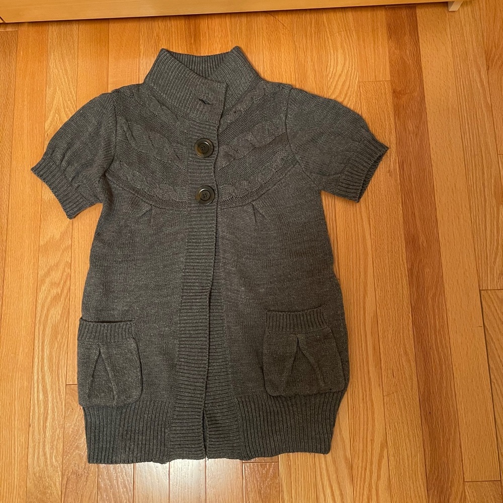 Grey knit cardigan with two front pockets